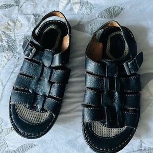 BORN Men Black and Dark Brown Leather Resort Adventure Non Slip Sandals Size 10